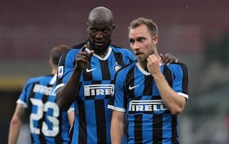MILAN, ITALY - JULY 22:  Romelu Lukaku of FC Internazionale speaks with his teammate Christian Eriksen during the Serie A match between FC Internazionale and ACF Fiorentina at Stadio Giuseppe Meazza on July 22, 2020 in Milan, Italy.  (Photo by Emilio Andreoli/Getty Images)