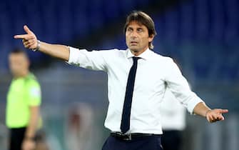 1227703094 ROME, ITALY - JULY 19: (BILD ZEITUNG OUT) head coach Antonio Conte of FC Internazionale gestures during the Serie A match between AS Roma and FC Internazionale at Stadio Olimpico on July 19, 2020 in Rome, Italy. (Photo by Matteo Ciambelli/DeFodi Images via Getty Images)