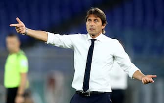 ROME, ITALY - JULY 19: (BILD ZEITUNG OUT) head coach Antonio Conte of FC Internazionale gestures during the Serie A match between AS Roma and FC Internazionale at Stadio Olimpico on July 19, 2020 in Rome, Italy. (Photo by Matteo Ciambelli/DeFodi Images via Getty Images)