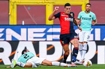 GENOA, ITALY - JULY 25: Diego Godin of Inter (left) and Andrea Favilli of Genoa vie for the ball during the Serie A match between Genoa CFC and  FC Internazionale at Stadio Luigi Ferraris on July 25, 2020 in Genoa, Italy. (Photo by Paolo Rattini/Getty Images)