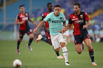 GENOA, ITALY - JULY 25: Lautaro Martinez of Internazionale races after the ball with Edoardo Goldaniga of Genoa CFC during the Serie A match between Genoa CFC and  FC Internazionale at Stadio Luigi Ferraris on July 25, 2020 in Genoa, Italy. (Photo by Jonathan Moscrop/Getty Images)