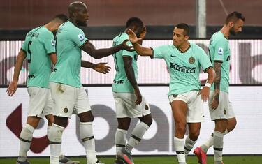 Inter's Alexis Sanchez (R) jubilates with his teammate after scoring the gol during the Italian Serie A match Genoa Cfc vs Fc Inter at Luigi Ferraris stadium in Genoa, Italy, 25 July 2020.
ANSA/LUCA ZENNARO