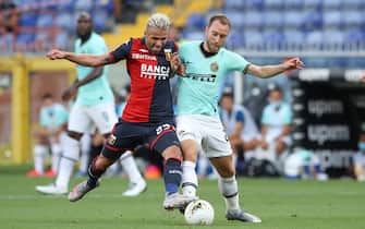 GENOA, ITALY - JULY 25: Valon Behrami of Genoa CFC tussles in midfield with Christian Eriksen of Internazionale during the Serie A match between Genoa CFC and  FC Internazionale at Stadio Luigi Ferraris on July 25, 2020 in Genoa, Italy. (Photo by Jonathan Moscrop/Getty Images)
