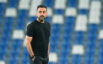 1257484692 REGGIO NELL'EMILIA, ITALY - JULY 21: Roberto De Zerbi head coach of US Sassuolo looks on during the Serie A match between US Sassuolo and AC Milan at Mapei Stadium - Città del Tricolore on July 21, 2020 in Reggio nell'Emilia, Italy. (Photo by Alessandro Sabattini/Getty Images)