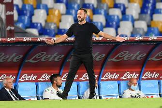 NAPLES, ITALY - JULY 25: Roberto De Zerbi US Sassuolo coach gestures during the Serie A match between SSC Napoli and  US Sassuolo at Stadio San Paolo on July 25, 2020 in Naples, Italy. (Photo by Francesco Pecoraro/Getty Images)