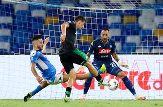 NAPLES, ITALY - JULY 25: (BILD ZEITUNG OUT) Kostantinos Manolas of Napoli and Filip Djuricic of US Sassuolo battle for the ball during the Serie A match between SSC Napoli and US Sassuolo at Stadio San Paolo on July 25, 2020 in Naples, Italy. (Photo by Matteo Ciambelli/DeFodi Images via Getty Images)