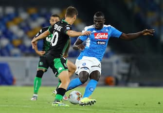 NAPLES, ITALY - JULY 25: (BILD ZEITUNG OUT) Filip Djuricic of US Sassuolo and Kalidou Koulibaly of Napoli battle for the ball during the Serie A match between SSC Napoli and US Sassuolo at Stadio San Paolo on July 25, 2020 in Naples, Italy. (Photo by Matteo Ciambelli/DeFodi Images via Getty Images)