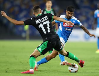 NAPLES, ITALY - JULY 25: (BILD ZEITUNG OUT) Mert Muldur of US Sassuolo and Lorenzo Insigne of Napoli battle for the ball during the Serie A match between SSC Napoli and US Sassuolo at Stadio San Paolo on July 25, 2020 in Naples, Italy. (Photo by Matteo Ciambelli/DeFodi Images via Getty Images)