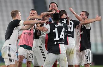 TURIN, ITALY - JULY 26:  Juventus players celebrate the victory of the Serie A Championship at the end of the match between Juventus and  UC Sampdoria at Allianz Stadium on July 26, 2020 in Turin, Italy.  (Photo by Emilio Andreoli/Getty Images)