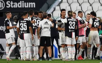 TURIN, ITALY - JULY 26: Players of Juventus celebrate winning the Serie A title during the Serie A match between Juventus and UC Sampdoria at Allianz Stadium on July 26, 2020 in Turin, Italy. (Photo by Chris Ricco/Getty Images)