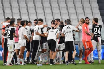 TURIN, ITALY - JULY 26:  Juventus FC players celebrate after beating UC Sampdoria 2-0 to win the Serie A Championships after the Serie A match between Juventus and  UC Sampdoria at Allianz Stadium on July 26, 2020 in Turin, Italy.  (Photo by Valerio Pennicino/Getty Images)