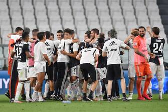 TURIN, ITALY - JULY 26:  Juventus FC players celebrate after beating UC Sampdoria 2-0 to win the Serie A Championships after the Serie A match between Juventus and  UC Sampdoria at Allianz Stadium on July 26, 2020 in Turin, Italy.  (Photo by Valerio Pennicino/Getty Images)