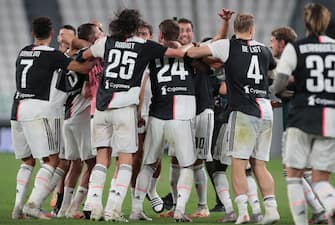 TURIN, ITALY - JULY 26:  Juventus players celebrate the victory of the Serie A Championship at the end of the Serie A match between Juventus and  UC Sampdoria at Allianz Stadium on July 26, 2020 in Turin, Italy.  (Photo by Emilio Andreoli/Getty Images)
