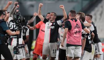 TURIN, ITALY - JULY 26:  Leonardo Bonucci (C) of Juventus celebrates with his teammates the victory of the Serie A Championship at the end of the Serie A match between Juventus and  UC Sampdoria at Allianz Stadium on July 26, 2020 in Turin, Italy.  (Photo by Emilio Andreoli/Getty Images)