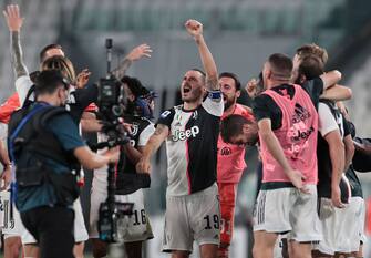 TURIN, ITALY - JULY 26:  Leonardo Bonucci (C) of Juventus celebrates with his teammates the victory of the Serie A Championship at the end of the Serie A match between Juventus and  UC Sampdoria at Allianz Stadium on July 26, 2020 in Turin, Italy.  (Photo by Emilio Andreoli/Getty Images)