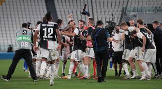 TURIN, ITALY - JULY 26:  Juventus players celebrate the victory of the Serie A Championship at the end of the Serie A match between Juventus and  UC Sampdoria at Allianz Stadium on July 26, 2020 in Turin, Italy.  (Photo by Emilio Andreoli/Getty Images)