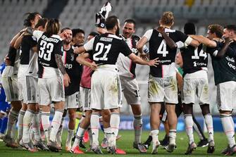 Juventus' team celebrates the Serie A title (scudetto) after the Italian Serie A football match between Juventus and Sampdoria played behind closed doors at the Allianz Stadium in Turin on July 26, 2020. - Juventus claimed a ninth Serie A title in a row on July 26 following a 2-0 win over Sampdoria. (Photo by MARCO BERTORELLO / AFP) (Photo by MARCO BERTORELLO/AFP via Getty Images)