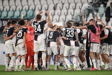 La Juventus vince lo scudetto, la festa in campo dei bianconeri