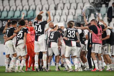 La Juventus vince lo scudetto, la festa in campo dei bianconeri