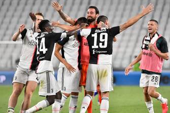 TURIN, ITALY - JULY 26: Juventus FC team celebrates a scudetto during the Serie A match between Juventus and  UC Sampdoria at Allianz Stadium on July 26, 2020 in Turin, Italy. (Photo by Stefano Guidi/Getty Images)