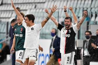 TURIN, ITALY - JULY 26: Paulo Dybala and the Juventus FC team celebrate a scudetto during the Serie A match between Juventus and  UC Sampdoria at Allianz Stadium on July 26, 2020 in Turin, Italy. (Photo by Stefano Guidi/Getty Images)