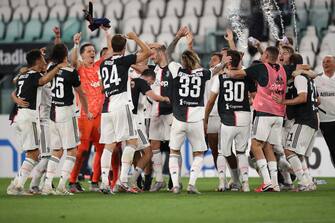 TURIN, ITALY - JULY 26: Juventus players celebrate after the final whistle as they are confirmed Champions for the ninth season in succession following the 2-0 victory in during the Serie A match between Juventus and  UC Sampdoria at Allianz Stadium on July 26, 2020 in Turin, Italy. (Photo by Jonathan Moscrop/Getty Images)