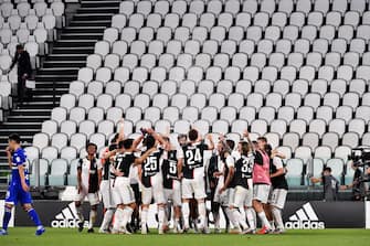 TURIN, ITALY - JULY 26: Juventus team celebrates championship Serie A during the Italian Serie A   match between Juventus v Sampdoria at the Allianz Stadium on July 26, 2020 in Turin Italy (Photo by Mattia Ozbot/Soccrates/Getty Images)