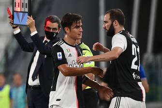 Juventus' Argentinian forward Paulo Dybala (C) is greeted by Juventus' Argentinian forward Gonzalo Higuain as he leaves the pitch after an injury during the Italian Serie A football match between Juventus and Sampdoria played behind closed doors on July 26, 2020 at the Allianz Stadium in Turin. (Photo by MARCO BERTORELLO / AFP) (Photo by MARCO BERTORELLO/AFP via Getty Images)