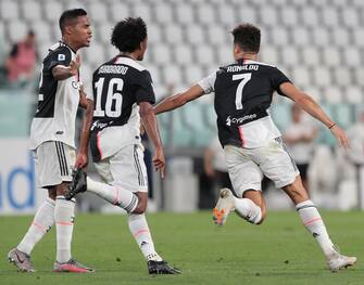TURIN, ITALY - JULY 26:  Cristiano Ronaldo of Juventus celebrates with his team-mates Alex Sandro and Juan Cuadrado after scoring the opening goal during the Serie A match between Juventus and  UC Sampdoria at Allianz Stadium on July 26, 2020 in Turin, Italy.  (Photo by Emilio Andreoli/Getty Images)