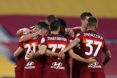 ROME, ITALY - JULY 26:  Jordan Veretout with his teammates of AS Roma celebrates after scoring the opening goal from penalty spot during the Serie A match between AS Roma and ACF Fiorentina at Stadio Olimpico on July 26, 2020 in Rome, Italy.  (Photo by Paolo Bruno/Getty Images)