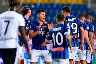 Atalanta's Ukrainian midfielder Ruslan Malinovskyi (2ndL) celebrates with teammates after scoring his team's first goal during the Italian Serie A football match Parma vs Atalanta played behind closed doors at the Ennio-Tardini stadium in Parma, on July 28, 2020. (Photo by MIGUEL MEDINA / AFP) (Photo by MIGUEL MEDINA/AFP via Getty Images)