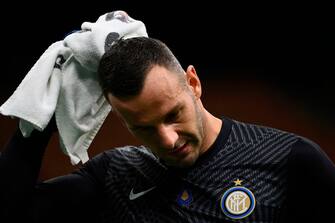 Inter Milan's Slovenian goalkeeper Samir Handanovic wipes his head with a towel during the Italian Serie A football match Inter Milan vs Napoli played behind closed doors at the San Siro Stadium in Milan, on July 28, 2020. (Photo by MARCO BERTORELLO / AFP) (Photo by MARCO BERTORELLO/AFP via Getty Images)