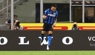 MILAN, ITALY - JULY 28:  Lautaro Martinez (C) of FC Internazionale celebrates his goal during the Serie A match between FC Internazionale and SSC Napoli at Stadio Giuseppe Meazza on July 28, 2020 in Milan, Italy.  (Photo by Marco Luzzani/Getty Images)