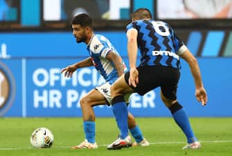 MILAN, ITALY - JULY 28:  Lorenzo Insigne of SSC Napoli is challenged by Stefan De Vrij of FC Internazionale during the Serie A match between FC Internazionale and SSC Napoli at Stadio Giuseppe Meazza on July 28, 2020 in Milan, Italy.  (Photo by Marco Luzzani/Getty Images)