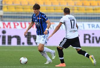 PARMA, ITALY - JULY 28:  Marten De Roon of Atalanta BC in action during the Serie A match between Parma Calcio and Atalanta BC at Stadio Ennio Tardini on July 28, 2020 in Parma, Italy. (Photo by Alessandro Sabattini/Getty Images)