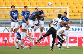 PARMA, ITALY - JULY 28:  Bruno Alves of Parma Calcio in action during the Serie A match between Parma Calcio and Atalanta BC at Stadio Ennio Tardini on July 28, 2020 in Parma, Italy. (Photo by Alessandro Sabattini/Getty Images)