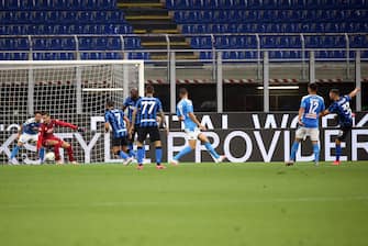 Inter Milan's Danilo D'Ambrosio (R) scores the 1-0 goal against Napoli's goalkeeper Alex Meret during the Italian Serie A soccer match Fc Inter vs Ssc Napoli at Giuseppe Meazza stadium in Milan, Italy, 28 July  2020.
ANSA / MATTEO BAZZI