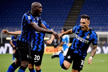 MILAN, ITALY - JULY 28: Lautaro Martinez of Internazionale celebrates 2-0 with Romelu Lukaku of Internazionale during the Italian Serie A   match between Internazionale v Napoli at the San Siro on July 28, 2020 in Milan Italy (Photo by Mattia Ozbot/Soccrates/Getty Images)