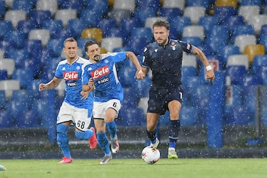 NAPLES, ITALY - AUGUST 01: Mario Rui of SSC Napoli vies with Ciro Immobile of SS Lazio during the Serie A match between SSC Napoli and  SS Lazio at Stadio San Paolo on August 01, 2020 in Naples, Italy. (Photo by Francesco Pecoraro/Getty Images)