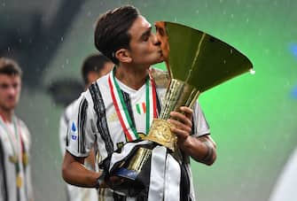 TURIN, ITALY - AUGUST 01:  Paulo Dybala of Juventus FC kisses the trophy after the Serie A match between Juventus and  AS Roma at Allianz Stadium on August 1, 2020 in Turin, Italy.  (Photo by Valerio Pennicino/Getty Images)