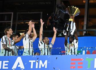 Juventus' French midfielder Blaise Matuidi holds the trophy at the end of the Italian Serie A football match Juventus vs Roma on August 1, 2020 at the Allianz stadium in Turin, Italy. (Photo by Isabella BONOTTO / AFP) (Photo by ISABELLA BONOTTO/AFP via Getty Images)