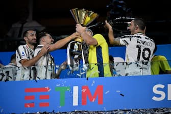 TURIN, ITALY - AUGUST 01: Juventus FC players hold up the trophy after winning the Serie A Championship 2019-2020 between Juventus and  AS Roma at Allianz Stadium on August 1, 2020 in Turin, Italy. (Photo by Stefano Guidi/Getty Images)