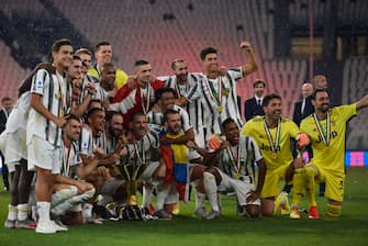 TURIN, ITALY - AUGUST 01: Juventus FC players hold up the trophy after winning the Serie A Championship 2019-2020 between Juventus and AS Roma at Allianz Stadium on August 1, 2020 in Turin, Italy. (Photo by Stefano Guidi/Getty Images)