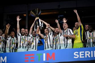 TURIN, ITALY - AUGUST 01: Juventus FC players hold up the trophy after winning the Serie A Championship 2019-2020 between Juventus and  AS Roma at Allianz Stadium on August 1, 2020 in Turin, Italy. (Photo by Stefano Guidi/Getty Images )