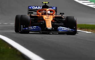 NORTHAMPTON, ENGLAND - AUGUST 01: Lando Norris of Great Britain driving the (4) McLaren F1 Team MCL35 Renault during qualifying for the F1 Grand Prix of Great Britain at Silverstone on August 01, 2020 in Northampton, England. (Photo by Rudy Carezzevoli/Getty Images)