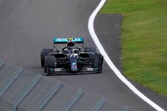 Mercedes' Finnish driver Valtteri Bottas drives with a puncture during the Formula One British Grand Prix at the Silverstone motor racing circuit in Silverstone, central England on August 2, 2020. (Photo by Will Oliver / POOL / AFP) (Photo by WILL OLIVER/POOL/AFP via Getty Images)