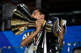 TURIN, ITALY - AUGUST 01: Paulo Dybala of Juventus FC celebrates with the trophy after winning the Serie A Championship 2019-2020  during the Serie A match between Juventus and AS Roma at Allianz Stadium on August 01, 2020 in Turin, Italy. (Photo by Stefano Guidi/Getty Images )
