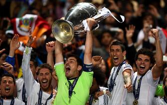 LISBON, PORTUGAL - MAY 24:  Iker Casillas of Real Madrid lifts the Champions League trophy during the UEFA Champions League Final between Real Madrid and Atletico de Madrid at Estadio da Luz on May 24, 2014 in Lisbon, Portugal.  (Photo by Laurence Griffiths/Getty Images)