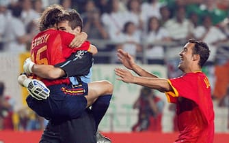 SUWON, REPUBLIC OF KOREA:  Spain's Gaizka Mendieta (L) jumps into the arms of Spanish goalkeeper Iker Casillas (C-blue) after Mendieta scores the winning goal in a penalty shootout against Ireland in the second round at the 2002 FIFA World Cup Korea/Japan in Suwon, 16 June 2002, as teammate Juanfran Garcia (R) joins in.  Mendieta was named 'Man of the Match' as Spain won the close penalty shootout 3-2 to advance to the quarter-finals after regulation time finished tied 1-1.    AFP PHOTO/VANDERLEI ALMEIDA (Photo credit should read VANDERLEI ALMEIDA/AFP via Getty Images)