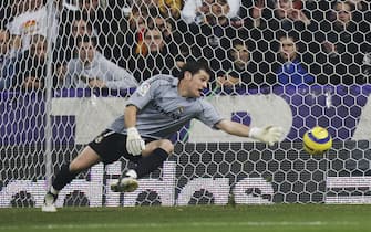 56239444 MADRID, SPAIN - NOVEMBER 19: Real Madrid goalkeeper Iker Casillas fails to save a goal by Barcelona during a Primera Liga match between Real Madrid and F.C. Barcelona at the Bernabeu on November 19, 2005 in Madrid, Spain. (Photo by Denis Doyle/Getty Images)